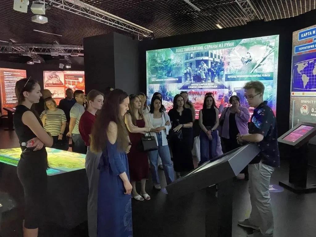 Прокуратура&nbsp;Саратовской области для слушателей межрегионального центра профессионального обучения прокурорских работников и федеральных государственных гражданских служащих организовала&nbsp;экскурсию&nbsp;в исторический парк «Россия – моя история»