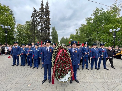 Работники прокуратуры города Балаково совеместно с ветеранами органов прокуратуры приняли участие в торжественном мероприятии, посвященному 80- летию со дня Победы в Великой Отечественной войне и борьбе с нацизмом, возложили цветы к вечному огню у Обелиска Победы.