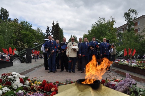 Работники прокуратуры города Балаково совеместно с ветеранами органов прокуратуры приняли участие в торжественном мероприятии, посвященному 80- летию со дня Победы в Великой Отечественной войне и борьбе с нацизмом, возложили цветы к вечному огню у Обелиска Победы. 