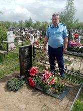 Коллектив прокуратуры Заводского района возложили цветы к местам захоронения ветеранов.