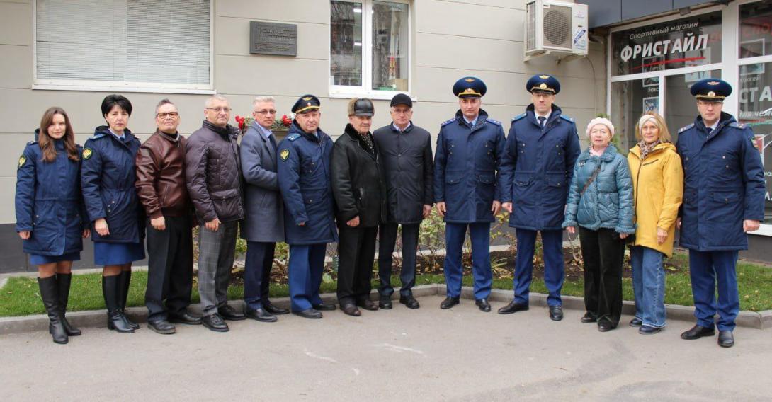Прокурор Саратовской области Сергей Филипенко принял участие в торжественной церемонии возложения цветов к мемориальной доске Александра Павловича Чугунова, которая состоялась в рамках празднования 100-летия со дня его рождения.