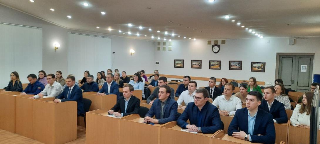 В Саратовском межрегиональном центре профессионального обучения прокурорских работников и федеральных государственных гражданских служащих состоялось открытие курсов повышения квалификации.