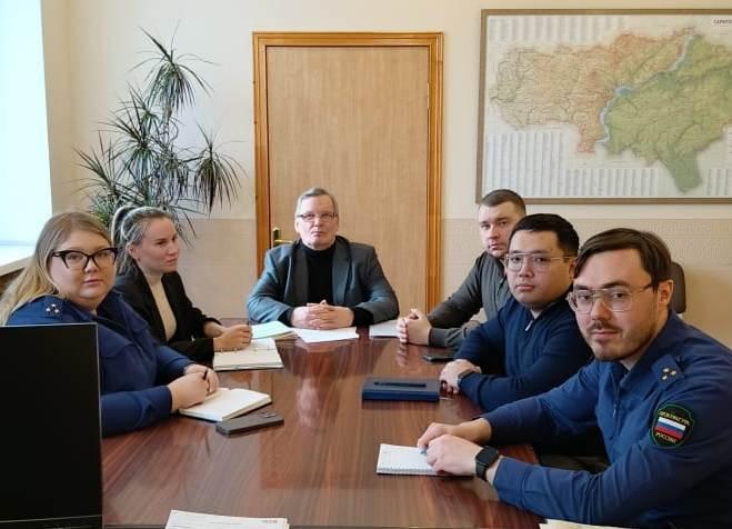 Ветеран прокуратуры провел учебное занятие с работниками прокуратуры Гагаринского административного района г. Саратова